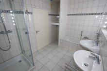 Badezimmer + Kaarst + Haus im Haus + ca. 123 m� Wohnfl�che + 2 Schlafzimmer + Bj. 1975 +