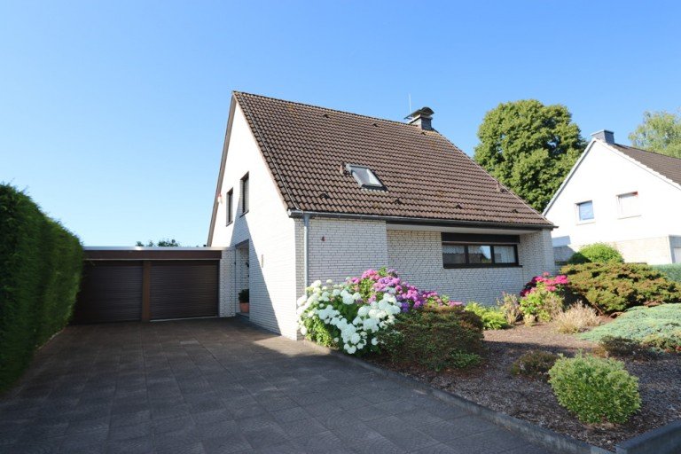 Ansicht Kaarst / Holzb�ttgen Einfamilienhaus + Holzb�ttgen + freist. Einfamilienhaus + Bj. 1973 + ca. 135 m� Wohnfl�che + ca. 833 m� Grundst�ck +