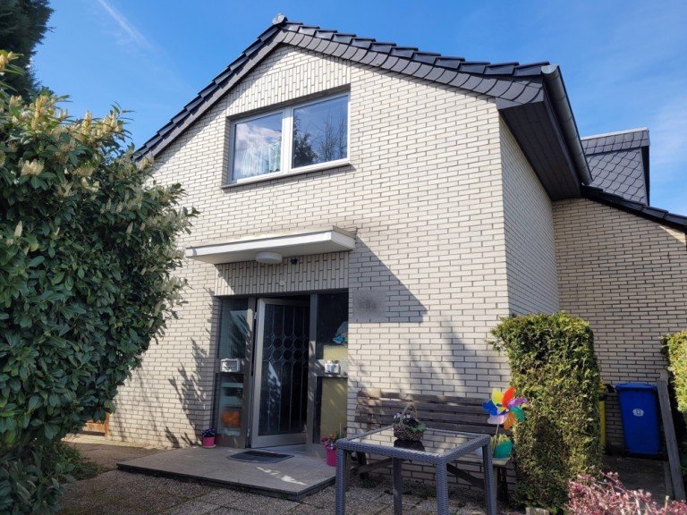 Aussenansicht Kaarst Dachgeschosswohnung + Kaarst- B�ttgen + ca. 74 m� + Wohnung in Zweifamilienhaus + privater Gartenanteil + 2 Zimmer +