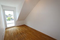 Bild (15df4968e2a1822a4bb9cd6b76e358aa): + Kaarst-Vorst + 3-Zimmer-Dachgeschosswohnung + ca. 80 m� + Balkon + Einbauk�che + Aufzug + TG +