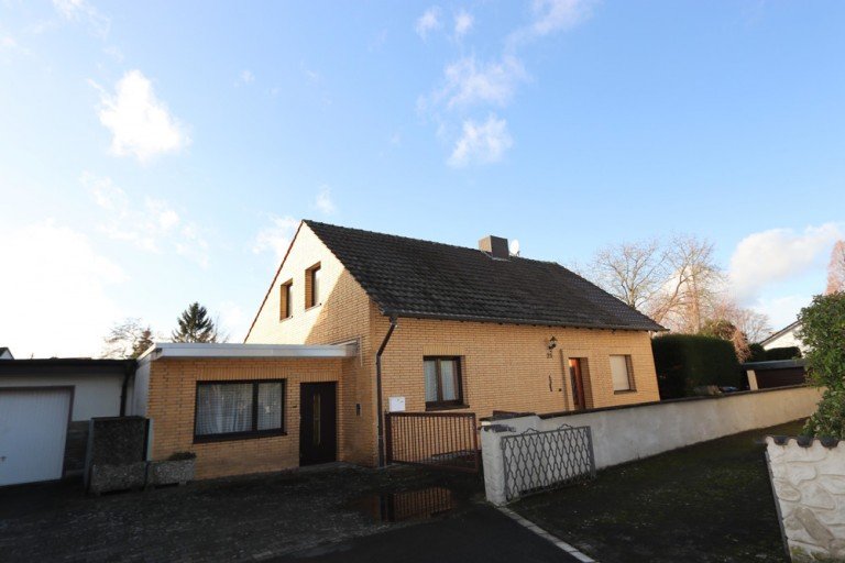Aussenansicht Kaarst / B�ttgen Einfamilienhaus + B�ttgen + 1-2 Familienhaus + 1961 + ca. 142 m� Wohnfl�che + ca. 755 m� Grundst�ck +