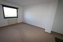 Schlafzimmer III + Kaarst + gro�z�giges Reihenendhaus + Bj. 1981 + ca. 155 m� Wohnfl�che + 6 Zimmer + 2 Garagen +