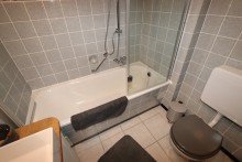 Wohnung 1 - Bad + Kaarst + vermietetes 6-Parteien-Haus + Baujahr 1968 + insgesamt ca. 312 m� Wohnfl�che + Garage +