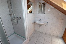 Duschbad im Dachgeschoss Kaarst + Reiheneckhaus + Bj.1981 + ca. 403 m� Grundst�ck + ca. 172 m� Wohnfl�che + 2 Garagen