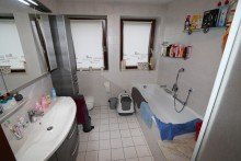 Badezimmer OG Wohnung II + Vorst + 2-Familienhaus + 1986 + 714 m� Grundst�ck + ca. 204 m� Wohnfl�che + Garage + Carport +