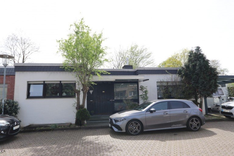 Ansicht Kaarst Bungalow + Kaarst - Zentrum + Bungalow + Bj. 1973 + ca. 119 m� Wohnfl�che + ca. 321 m� Grundst�ck + Garage +