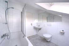 Badezimmer DG + Kaarst + Einfamilienhaus + Bj. 1972 + ca. 564 m� Grundst�ck + ca. 159 m� Wohnfl�che + 2 Garagen +