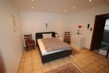 Elternschlafzimmer + Vorst + 2-Familienhaus + 1986 + 714 m� Grundst�ck + ca. 204 m� Wohnfl�che + Garage + Carport +