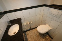 G�ste-WC + Kaarst + gro�z�giges Reihenendhaus + Bj. 1981 + ca. 155 m� Wohnfl�che + 6 Zimmer + 2 Garagen +