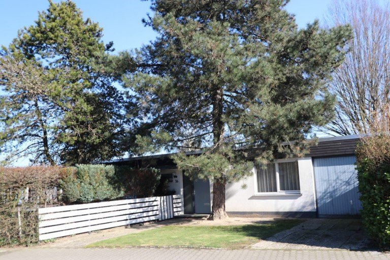 Aussenansicht Kaarst Einfamilienhaus + Kaarst + Bungalow + ca. 100 m� Wohnfl�che + 724 m� Grundst�ck + Garage + 1965 +