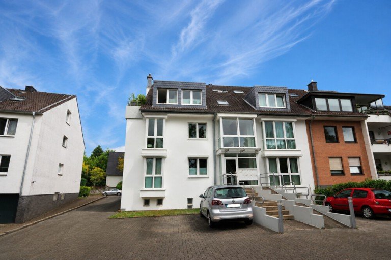 Ansicht Eingang Meerbusch / B�derich Etagenwohnung + B�derich + 3-Zimmerwohnung + ca. 89 m� Wohnfl. + Loggia + Bj. 2002 + Hochparterre + Carport +
