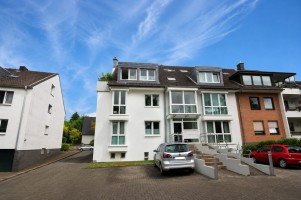 Hauptbild + Büderich + 3-Zimmerwohnung + ca. 89 m² Wohnfl. + Loggia + Bj. 2002 + Hochparterre + Carport +