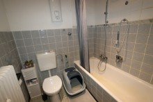 Wohnung 5 - Badezimmer + Kaarst + vermietetes 6-Parteien-Haus + Baujahr 1968 + insgesamt ca. 312 m� Wohnfl�che + Garage +