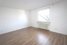 Schlafzimmer I + Kaarst + 3-Zimmerwohnung + Bj. 1969 + ca. 82 m� Wohnfl�che + 1. OG  + Balkon + Garage +