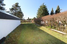 Garten und Seitenansicht + Kaarst + Bungalow + ca. 100 m� Wohnfl�che + 724 m� Grundst�ck + Garage + 1965 +