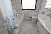 Badezimmer im Obergeschoss Kaarst + Reiheneckhaus + Bj.1981 + ca. 403 m� Grundst�ck + ca. 172 m� Wohnfl�che + 2 Garagen