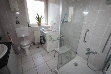 Badezimmer + Holzb�ttgen + 3-Zimmer-Wohnung + ca. 84 m� + Bj.1974 + 5. OG + Aufzug +
