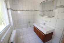 Badezimmer im Obergeschoss + Kaarst + Reihenmittelhaus + ca. 205 m� Grundst�ck + ca. 98 m� Wohnfl. + 3 Schlafzimmer + Garage +