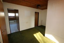 Flur Dachgeschoss + Kaarst + gro�z�giges Reihenendhaus + Bj. 1981 + ca. 155 m� Wohnfl�che + 6 Zimmer + 2 Garagen +
