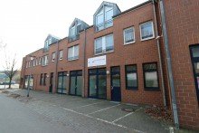 Seitenansicht mit Parkpl�tzen + Vorst + B�ro / Praxis / Kanzlei / Ladenlokal + ca. 129 m� Gewerbefl�che + 4 R�ume + Erdgeschoss +