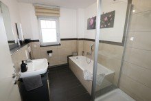 Badezimmer + Kaarst + n�he Kirmesplatz + moderne 3-Zimmerwohnung + Balkon + Aufzug + barrierearm +