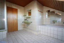 Badezimmer Dachgeschoss + Kaarst + gro�z�giges Reihenendhaus + Bj. 1981 + ca. 155 m� Wohnfl�che + 6 Zimmer + 2 Garagen +