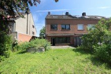 R�ckansicht + Kaarst + gro�z�giges Reihenendhaus + Bj. 1981 + ca. 155 m� Wohnfl�che + 6 Zimmer + 2 Garagen +