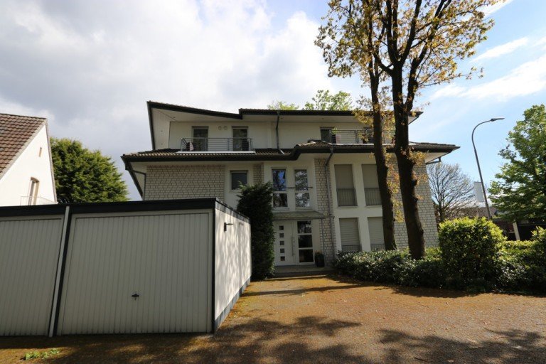 Aussenansicht Kaarst Erdgeschosswohnung + Kaarst + Erdgeschosswohnung + Bj 2001 + ca. 96,6 m� + 2 Schlafzimmer + Garten + Badezimmer +