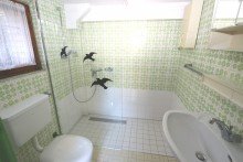 Badezimmer am B�ro + Kaarst + freistehendes Einfamilienhaus + Bj. 1962 + ca. 130 m� Wohnfl�che + ca. 642 m� Grundst�ck