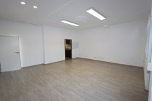 Raum / B�ro mit Zugang zur K�che + Vorst + B�ro / Praxis / Kanzlei / Ladenlokal + ca. 129 m� Gewerbefl�che + 4 R�ume + Erdgeschoss +