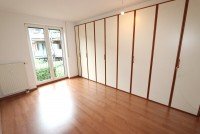 Bild (b6c6a0a9e56d8880ec0273f74bf7d72b): + Kaarst + zentrale Lage + 3,5-Zimmer-Wohnung + ca. 84 m� Wohnfl�che + S�d-Balkon + TG-Stellplatz +