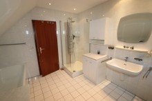 Badezimmer OG Wohnung I + Vorst + 2-Familienhaus + 1986 + 714 m� Grundst�ck + ca. 204 m� Wohnfl�che + Garage + Carport +