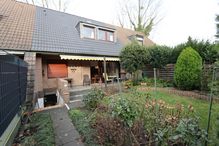 R�ckansicht Kaarst Reihenmittelhaus + Kaarst + ruhige Lage + Reihenmittelhaus + Bj. 1969 + ca. 95 m� Wohnfl�che + ca. 181 m� Grundst�ck