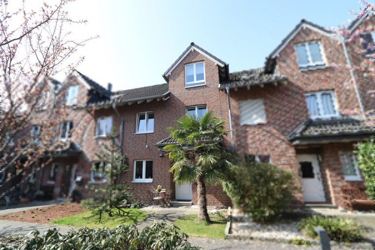 Aussenansicht Kaarst Einfamilienhaus + Reihenmittelhaus + 2001 + Top Zustand + 161 m� Wohnfl�che + 2 Tiefgaragenstellpl�tze +