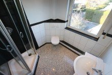 Badezimmer + Kaarst + gro�z�giges Reihenendhaus + Bj. 1981 + ca. 155 m� Wohnfl�che + 6 Zimmer + 2 Garagen +