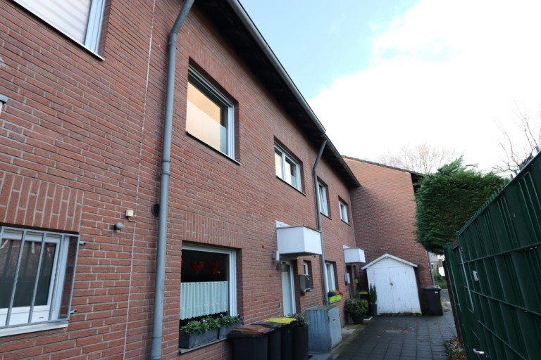 Vorderansicht Kaarst Reihenmittelhaus + Kaarst + Reihenmittelhaus + 1973 + ca. 160 m� Wohnfl�che + 7 Zimmer + inkl. Garage +