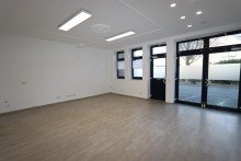 Raum / B�ro mit Zugang zur K�che + Vorst + B�ro / Praxis / Kanzlei / Ladenlokal + ca. 129 m� Gewerbefl�che + 4 R�ume + Erdgeschoss +