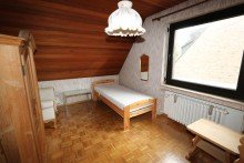 Schlafzimmer II + B�ttgen + Einfamilienhaus + Baujahr 1975 + ca. 423 m� Grundst�ck + ca. 131 m� Wohnfl�che + Garage +
