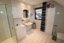 Badezimmer OG Wohnung I + Vorst + 2-Familienhaus + 1986 + 714 m� Grundst�ck + ca. 204 m� Wohnfl�che + Garage + Carport +