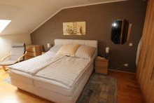 Schlafzimmer I + Kaarst + 4-Zimmer-Wohnung + Dachgeschoss + ca. 89 m� Wohnfl�che + 2 Schlafzimmer + Balkon +