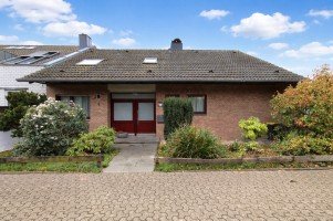 Hauptbild + Kaarst + gro�z�giges Wohnhaus + Bj. 1972 + mit viel Potenzial f�r Familie, Generationen & Arbeiten