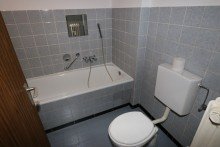 Wohnung 6 - Badezimmer + Kaarst + vermietetes 6-Parteien-Haus + Baujahr 1968 + insgesamt ca. 312 m� Wohnfl�che + Garage +